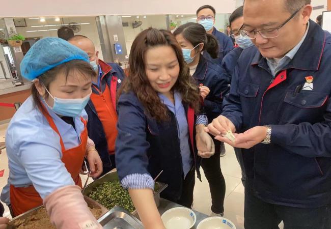 鼓足干劲抗疫情  暖心饺子包起来  ——球王会
所举办“践行二十大 抗疫保经营”驻厂职工包饺子大赛